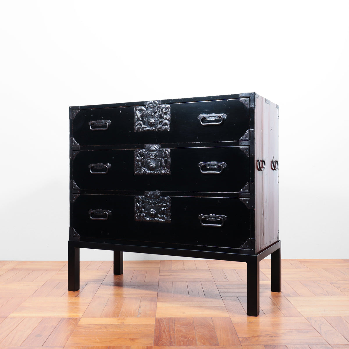 時代箪笥／黒塗庄内衣裳箪笥 スタンド付き【Shonai clothing chest with metal stand】[j1117]　Ja