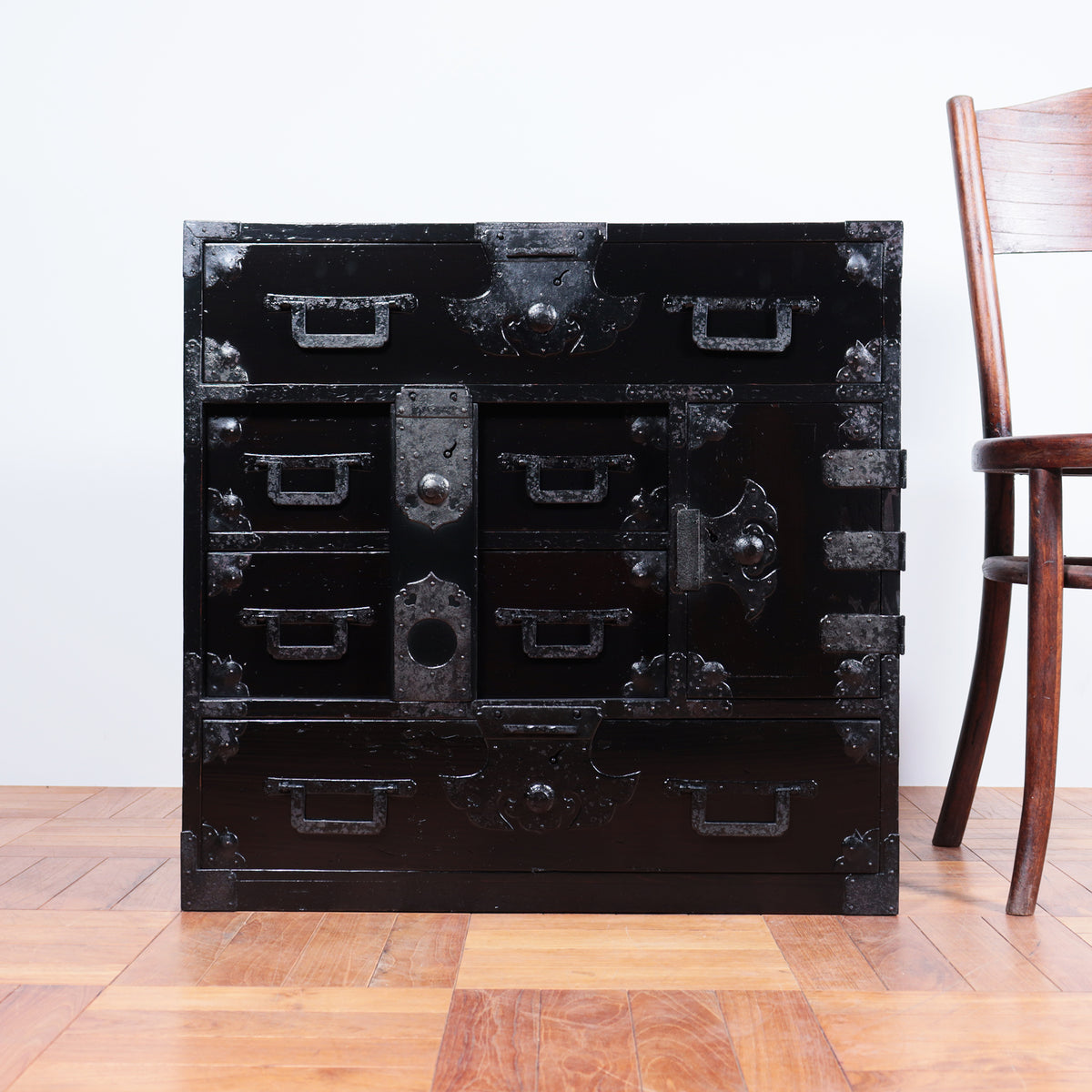 時代箪笥／黒塗閂付小箪笥【BLACK small chest】 [j1082]　Japanese Antique Furniture