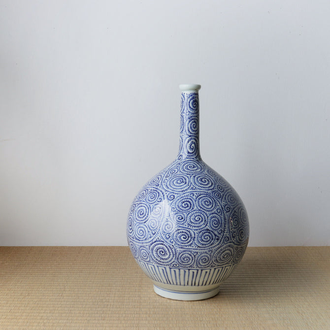 染付蛸唐草紋様 大徳利　【OLD IMARI LARGE BOTTLE】[p0323]