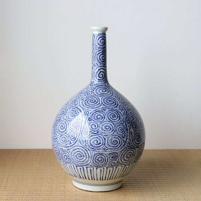 染付蛸唐草紋様 大徳利　【OLD IMARI LARGE BOTTLE】[p0323]