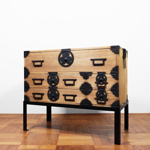 時代箪笥／桐衣裳箪笥　スタンド付き【KIRI clothing chest with metal stand 】 [j1154]　Japanese Antique Furniture